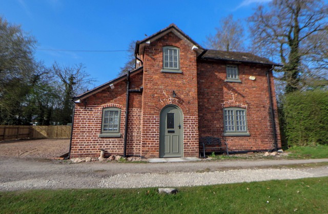 CANAL BASIN COTTAGE, pet friendly, with a garden in Nantwich