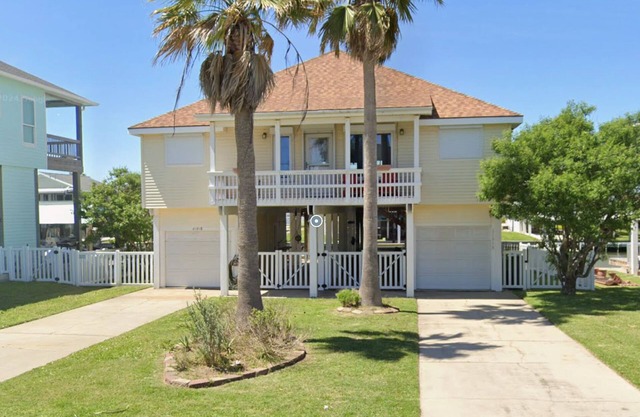 Canal-Front Fishing & Beach Home -Large Kitchen and Outdoor Spaces - Sleeps 10+