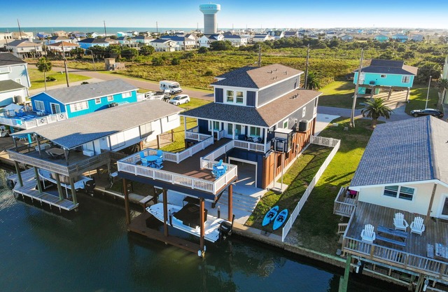 Canal Home w/Boat Slip, Elevator & Golf Cartn