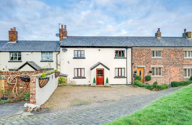 Canal side cottage with hot tub, sky tv and log fire