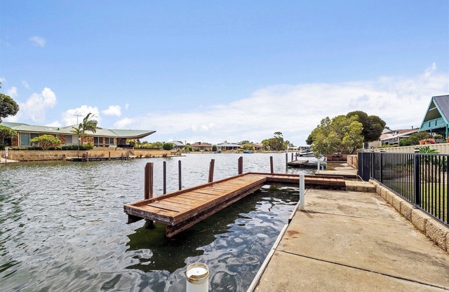 Canal view Fire pit Pet friendly Private Jetty Spacious Yard