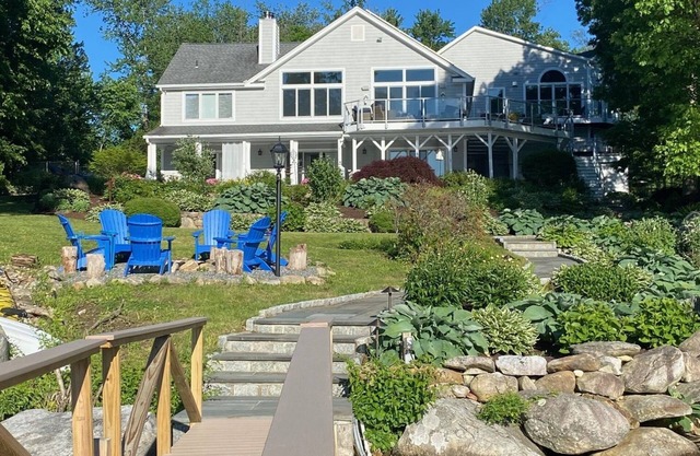 Candlewood Lake Perfection: Large and very private House, property and pool.