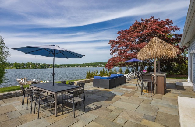 Candlewood Lakefront 3bd/2 bath house w/180 degree views!