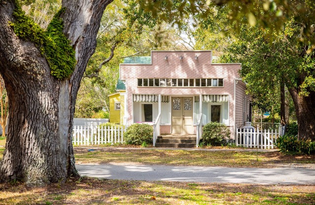 Candy Store House: Vintage-Wow! Historic Charm Meets Modern Flair Close to Shopp