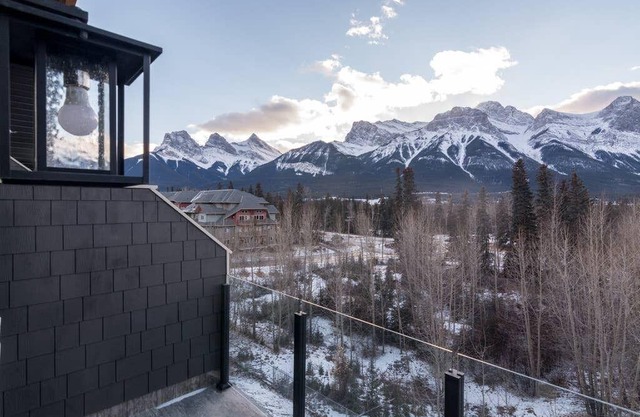 Canmore center 5BR+4.5BTH Mt view private hot tub