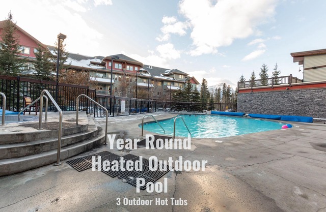 Canmore Penthouse Loft/Round Heated Outdoor Pool