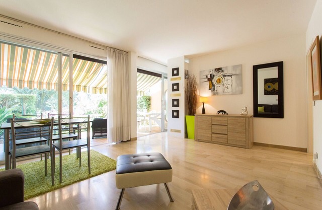 CANNES Large studio in a luxury residence