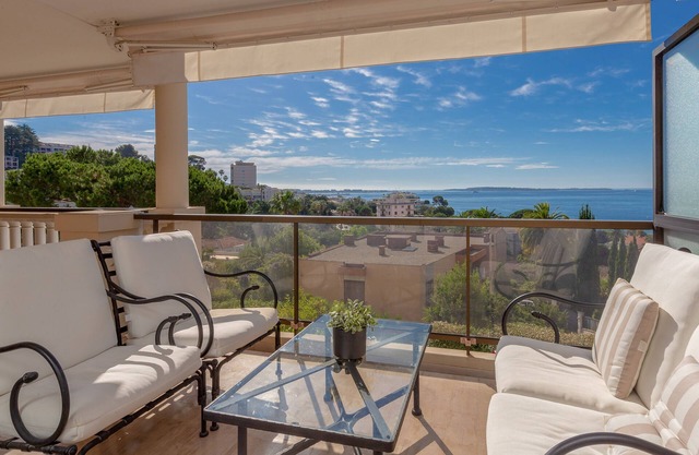 Cannes, Luxurious 4-room 130m2 refurbished panoramic sea view, Beaches 300m away