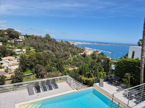 Cannes Super Cannes Golfe-Juan - Vue mer exceptionnelle méditerranée Cap d'Antibes- Villa Alamp - 4 à 6 chambres 6 sdb 7 wc - piscine - Superbe rooftop sans vis-à-vis - grand living - Possibilité Courts séjours -