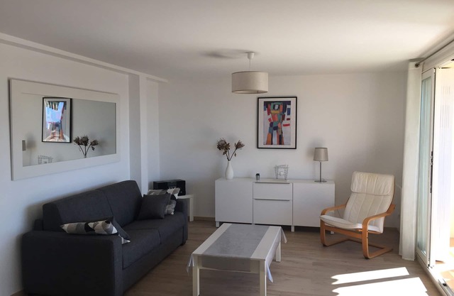 CANNES- VUE MER-GRAND T2- 55 m²- PARKING PRIVE-CLIM-CALME