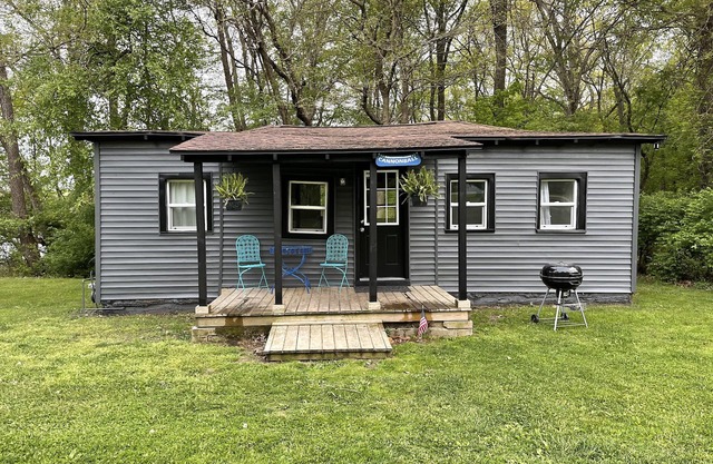 Cannon Ball Cottage - Lakefront Cottages on Semi-private Lake, Beach, Boats, Fun