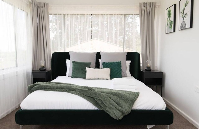 Canobolas Cottage - Amazing Farm Stay, 4 King Beds