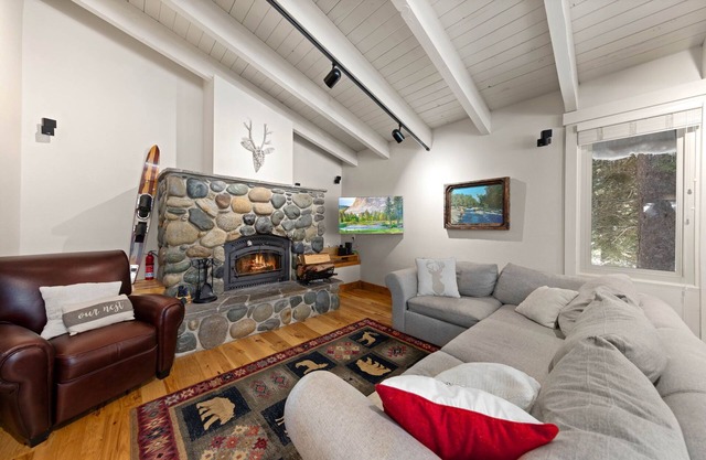 Canyon Chalet by Tahoe Getaways - 4 BR, SKI LEASE, Walk to Donner