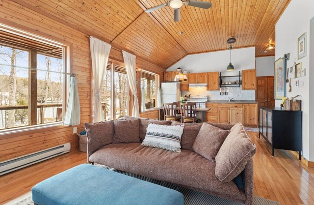 Canyon Point Cozy Cottage -Hot tub-Lakefront