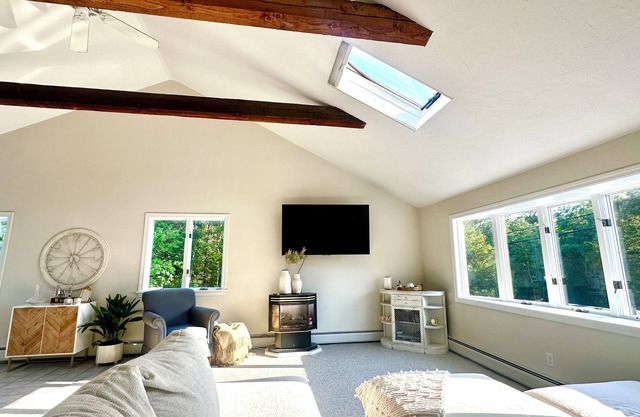 Cape Cod Beach House. 5 minute WALK to beach w/gas firepit and Central AC!