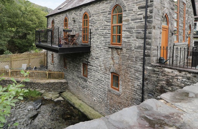 CAPEL EBENEZER, pet friendly, character holiday cottage in Corris