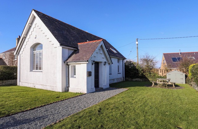 CAPEL HERMON, pet friendly, with a garden in Bodedern