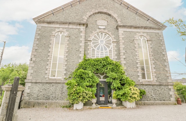 CAPEL MAWR, pet friendly, luxury holiday cottage in Llanrug