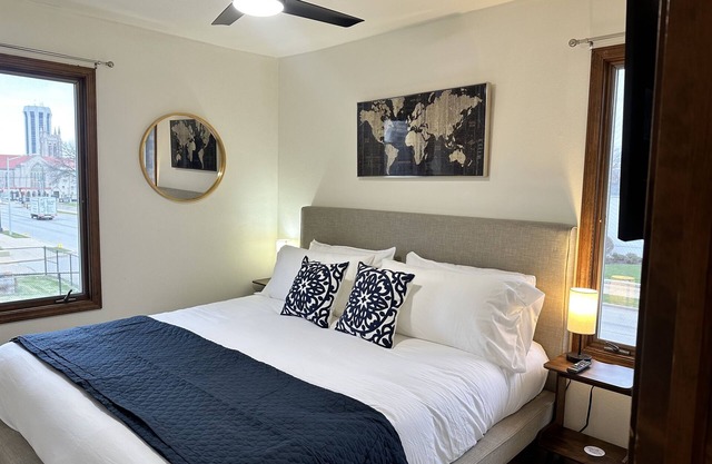 Capital Suite on 6th Street - King Bed/Downtown!