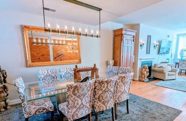 Capitol Hill 6 Bedroom Townhouse with off street parking!