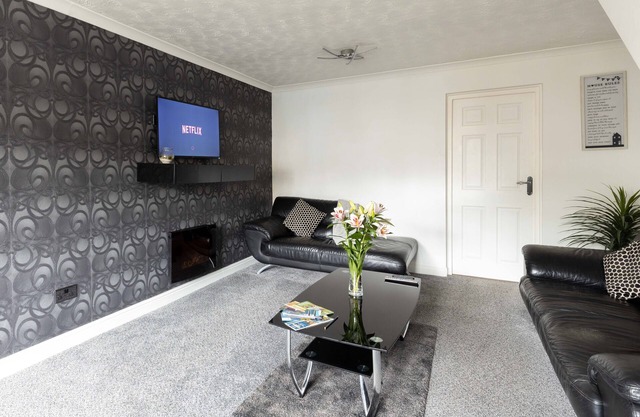CAPRI 13 SA 3 Bed - 6 Guests - Close to Uni & M1 - Parking - Wifi - Smart TV