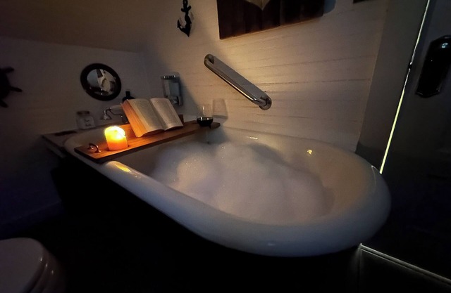Captain's Cottage – A Unique Vintage stay & Nautical Retreat, Nautical Vintage stay w/soaking tub &