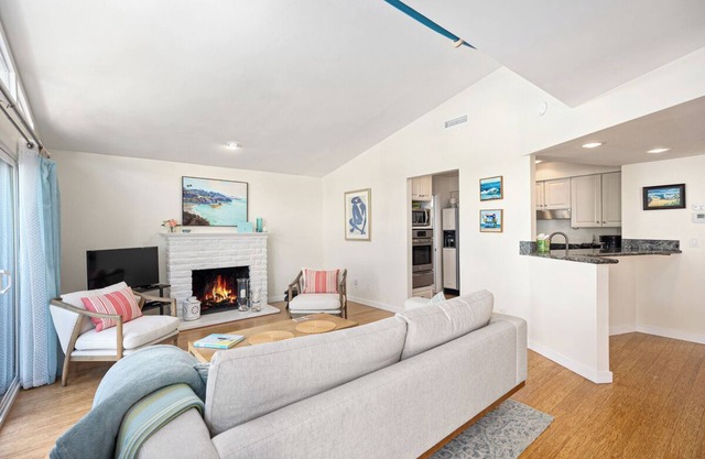Captain's Cottage - Walk to Beach and Harbor! Fireplace! - Permit STR23-0076