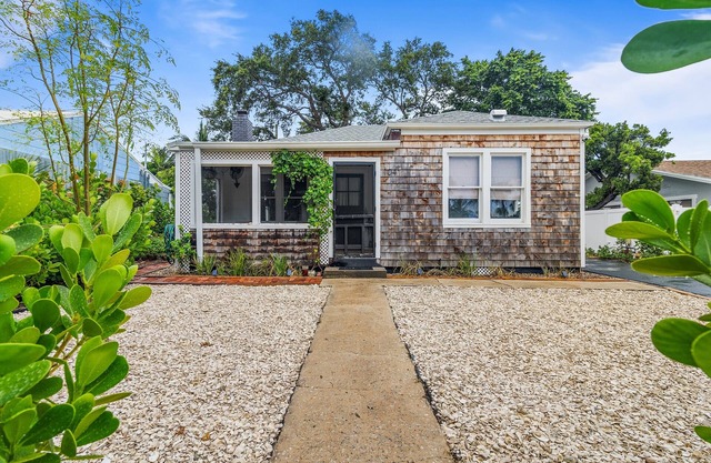 ☀Captains Cottage☀ 0.2 miles to water! Minutes to Singer Island & Peanut Island!