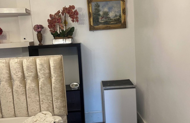 Captivating 4-Bed House in Wakefield