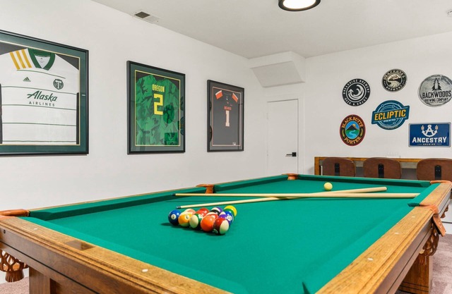 Captivating and Charming Retreat, Game Rooms, Pool Table, Pop a Shot, Foosball, 20 Min to Portland