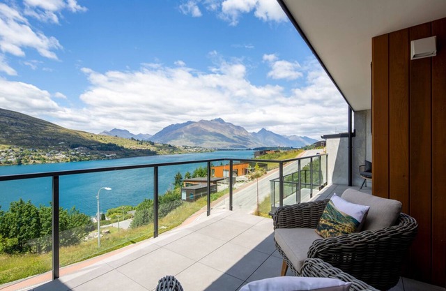 Captivating Lake views, BBQ, A/C, 4 BDR, Garage, Unlimited Free Wifi, Smart TV