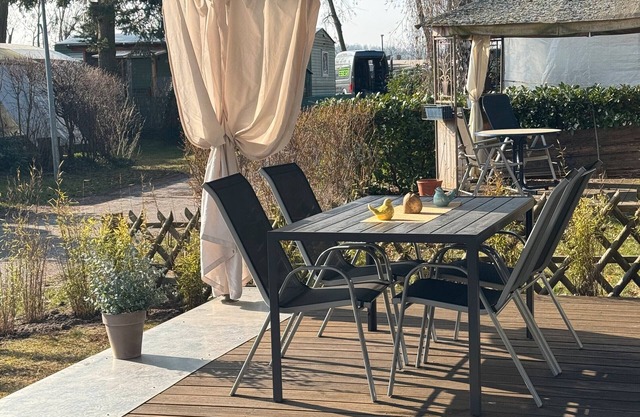 Caravan 'La Pura Vida' with Private Terrace, Shared Garden and Wi-Fi