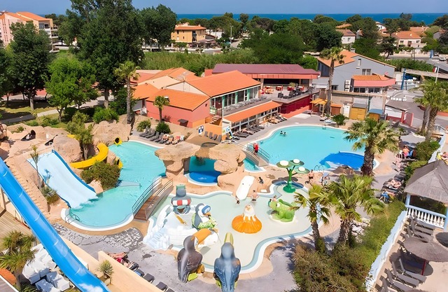 Caravan 'Mobil-Home' with Shared Pool and Private Terrace