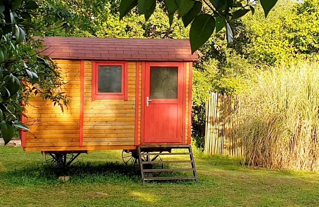 Caravan with shared pool