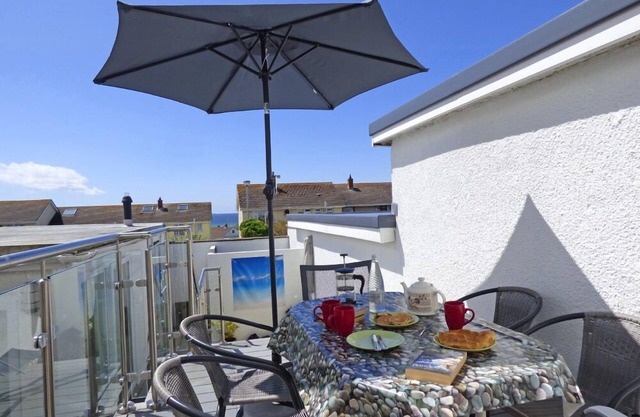 Cariad y Mor, Holiday Home Broad Haven, Sleeps 6, 3 bedrooms, bathrooms