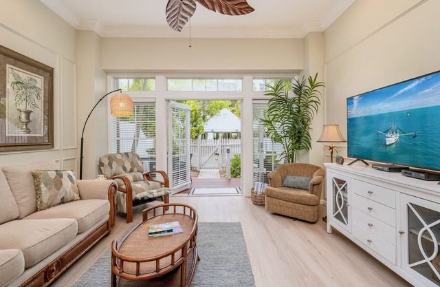 *CARIBBEAN CHARM @ THE FOUNDRY* Villa Near Duval & Beach + LAST KEY SERVICES…