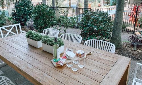 Carindale, 10,19 Dowling Street - Ground floor unit close to pool and tennis court, Wi-Fi, foxtel, linen and bed making supplied