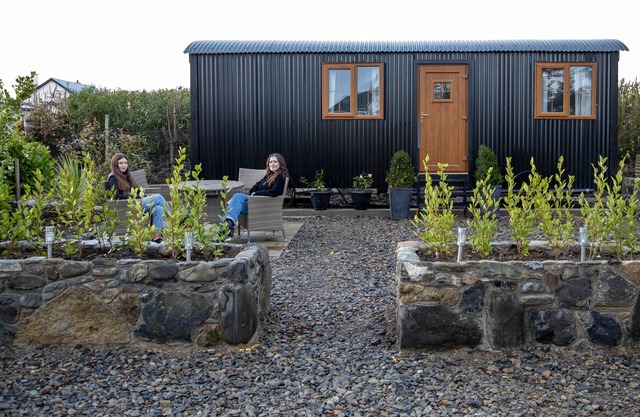 Carlingford Glamping Hut - 2 min walk from beach, 5 min drive to village