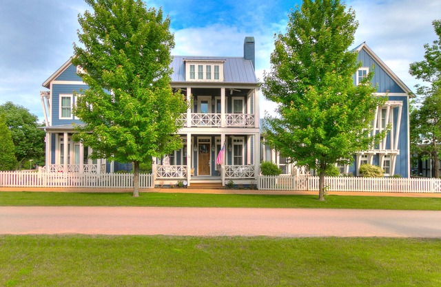 Carlton Landing-Spacious home on Boulevard