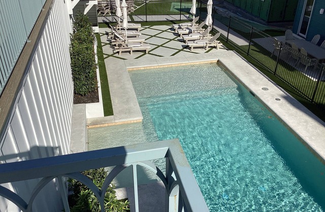 Carlton Landing Bunkhouse. Sleeps 6 Private Pool and hot tub. Pet friendly.