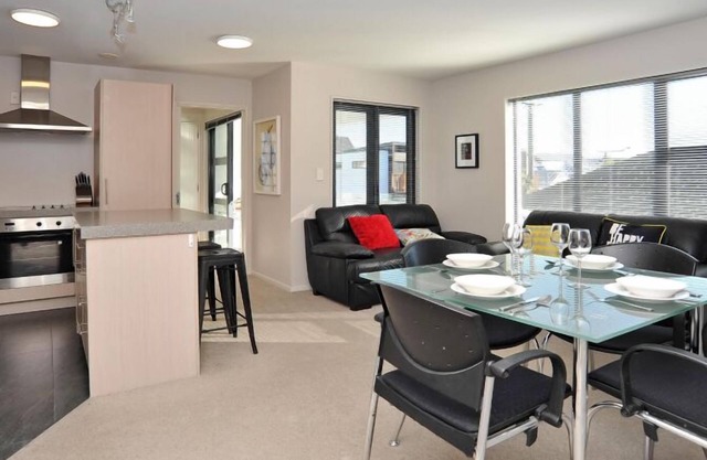 Carlton Villa 3: Central location by Hagley Park