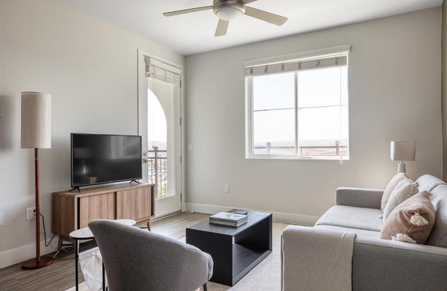 Carmel Valley 2br w gym bbq wd nr dining SAN-28