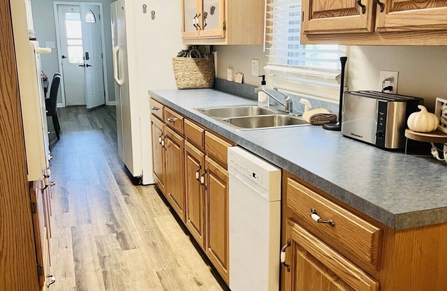 Carmi’s Casa - 3 Bedroom / 2 Bathroom Ranch