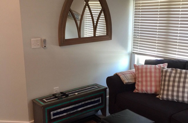 Carriage House - Best Kept Secret in Town