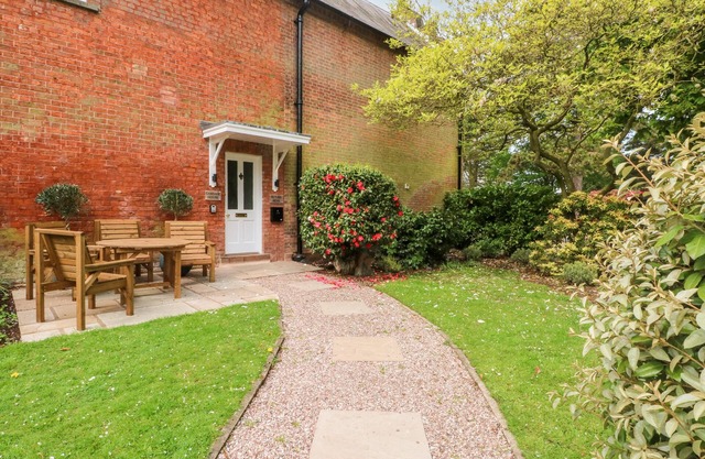CARRIAGE HOUSE, character holiday cottage, with a garden in Chelford