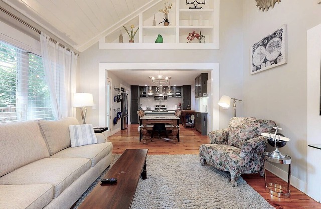 Carriage House, Exec Monthly Rental, Garage, All Util/internet. Spoil Yourself!