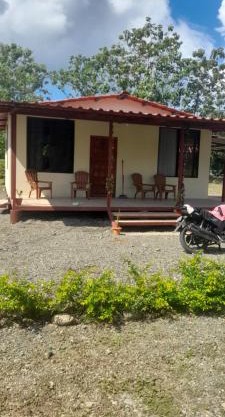 Casa a solo 20 minutos aproximadamente de Manuel Antonio Beach y a 10 minutos aproximadamente del centro de Quepos