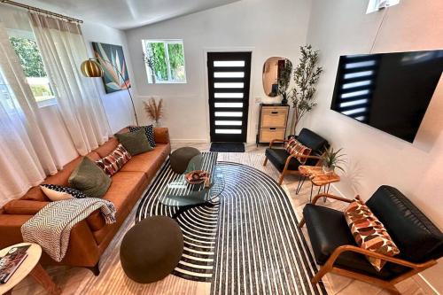 Casa Agave, 2 Bedroom, 1 Bath Guest House, with 3 Beds & Game Room