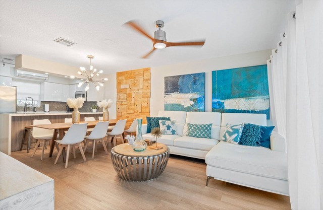 CASA AZUL Key Largo Vacation Rental! Free Golf Cart, Kayaks,Pools,Beach, 2 Kings