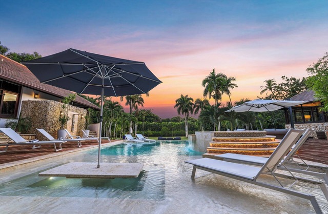 Casa Bailey: 6 bdrm w/pool/jacuzzi/outdoor BBQ & firepit! Walk to beach!